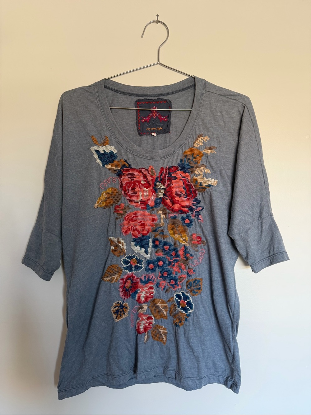 Gray Short-Sleeve Women's Tee with Embroidered Floral Motif